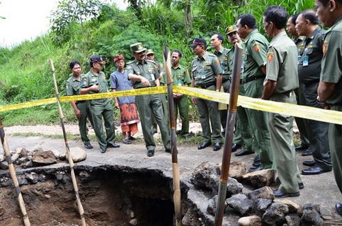 Bupati Badung Intruksikan Dinas Bina Marga Perbaiki Jalan Jebol di Penikit, Petang
